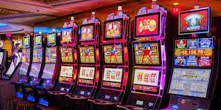 Dealer live Infinite Blackjack di studio profesional indoplaybet menggunakan shoe kartu standar